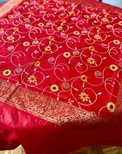 Magnifique nappe de table Rouge Broderie Fait Main