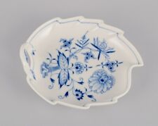 Meissen, Germany. Motif oignon bleu. Plat en forme de feuille de porcelaine a...