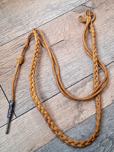 Une fourragère militaria.