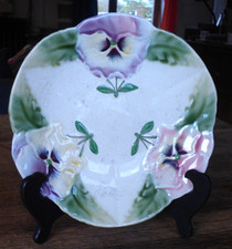 assiette barbotine, Terre de fer, signées Choisy le Roi: Les PENSEES  20.5 cm