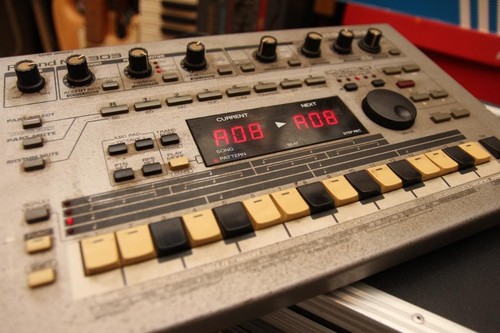 Roland 303 groovebox - roland, mc-303