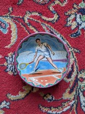 Manufacture de LONGWY, Coupelle en faïence décorée d'un joueur de tennis.