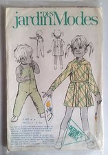 4)Patron Jardin des modes; Tablier à plis de 18 mois, 3 et 5 ans