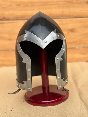 Casque médiéval noir barbuta