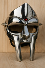 Masque en métal inspiré de
