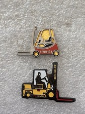 lot x 2 pin's Chariot élévateur Fenwick + Hyster palette transpal réserve