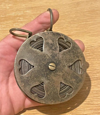 Antique décamètre à décor de coeurs 