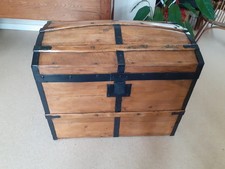 Malle ancienne bombée restaurée finition cirée habillée + clé