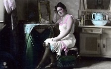 CPA Nu artistique 1900 . Photo colorisée, femme à sa coiffeuse