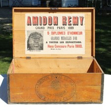 Ancienne malle publicitaire en