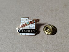 pin's outillage Stanley (EGF doré signé Dimo) hauteur: 1,6 cm