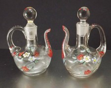 PAIRE DE BURETTES DE TABLE EN VERRE DECOR EMAILLE HUILE VINAIGRE NUOC MAM SOJA..