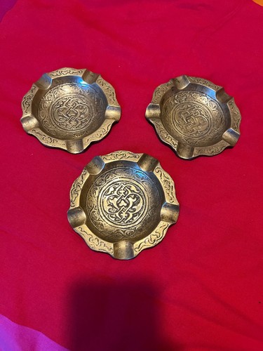 Trois cendriers anciens - , en