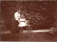 France, scène familiale, une fillette jouant avec son cheval tricycle Vintage pr