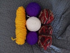 lot de pelotes de laines variees  couleurs diverses 670gr