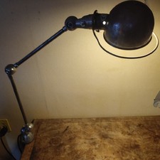 lampe jielde 2 bras montée sur étau.