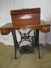 Machine à coudre ancienne de marque Peugeot à pédale et coffre sur le dessus