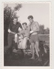 Beaux jeunes hommes sans