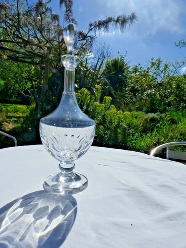 Belle carafe sur - pied, en
