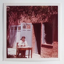 Femme cuisine épluche légumes dehors - Photo vintage snapshot