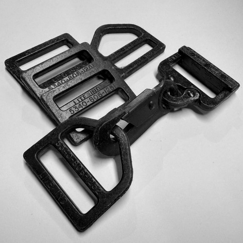 Lot comprenant des - , attaches