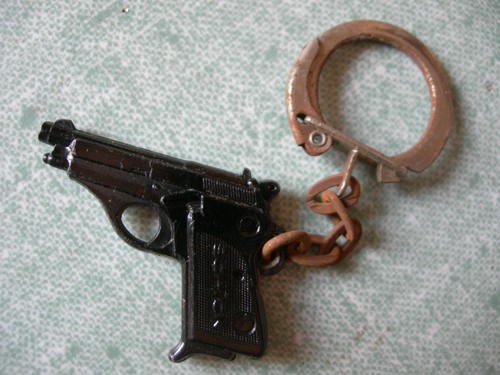 Porte clef rasoir schick - :, –