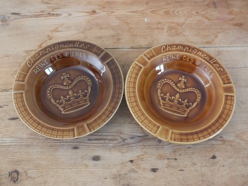 Lot 2 cendriers - +,