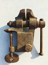 OUTIL ANCIEN PETIT  ÉTAU DE SERRAGE ÉTABLI OU TABLE ACIER  FORGERON SERRURIER  