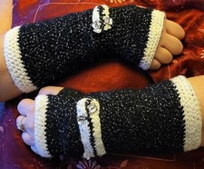 mitaines en laine brillante noir & blanc au crochet.boutons Swarovski 