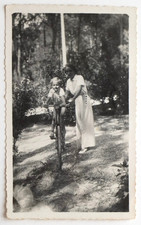 Mère élégante file sur