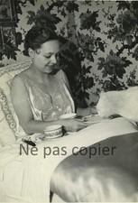 FEMME vers 1950 dans son lit
