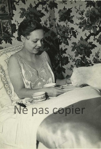 Femme vers 1950 dans son - femme,