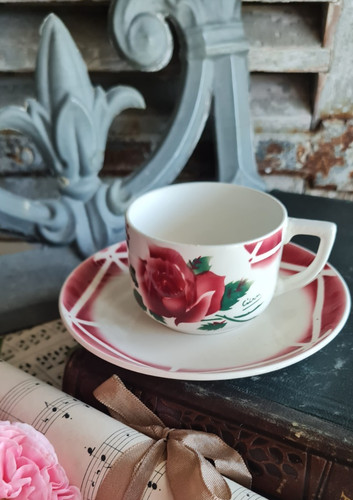 Ancienne tasse sous - ancienne, et