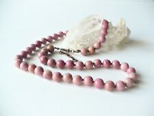 Collier rhodonite rose 52 cm, perles 8 mm nouées. Sautoir pierre véritable.