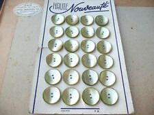 plaque de 24 boutons anciens en nacre irisé vert