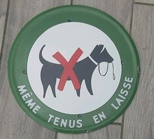 PLAQUE ÉMAILLÉE MÊME TENUS EN LAISSE DIAMÈTRE 32 CM VINTAGE 