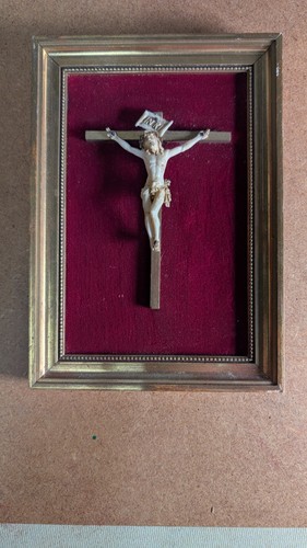 Crucifix ancien en cadre - -,