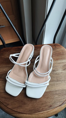 Sandales blanches brides - à,