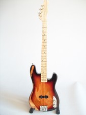 Guitare basse miniature relic