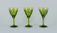 Val St. Lambert, Belgique.  Trois verres à vin blanc vert Legagneux