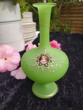 Vase en opaline ouraline verte