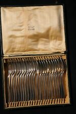 12 couverts de table en métal argenté couteaux fourchettes Christofle. **