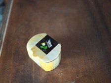 Poudrier en nacre et métal à