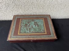 Boîte ancienne en carton décorée – Scène classique en relief