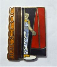 Pin's Coluche , rideau rouge , argent  . . 