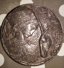 Lourde MEDAILLE en BRONZE - GUSTAVE MOREAU - DAME à LA LICORNE par M . MOCQUOT