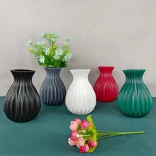 Vases en plastique colorés