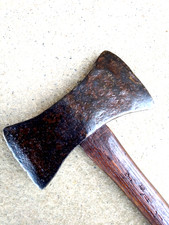 TRES ANCIEN OUTIL - MARTEAU HACHE DE TAILLEUR DE PIERRE -