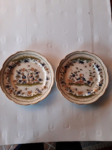 Deux assiettes decoratives