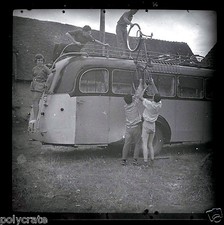 Chargement vélo sur autocar portrait - Positif diapo an. 1960